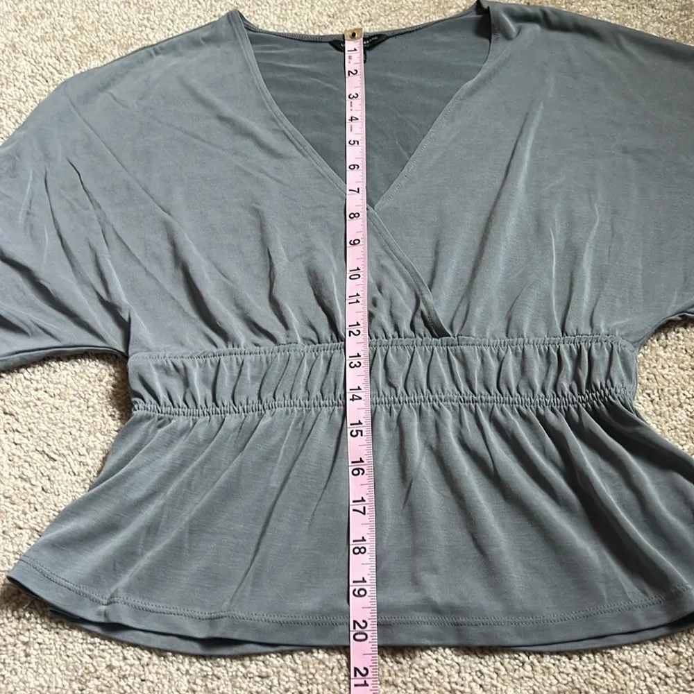 Lucky Brand Gray V-Neck Peplum Elastic Waist Top   Size Small - Image 7