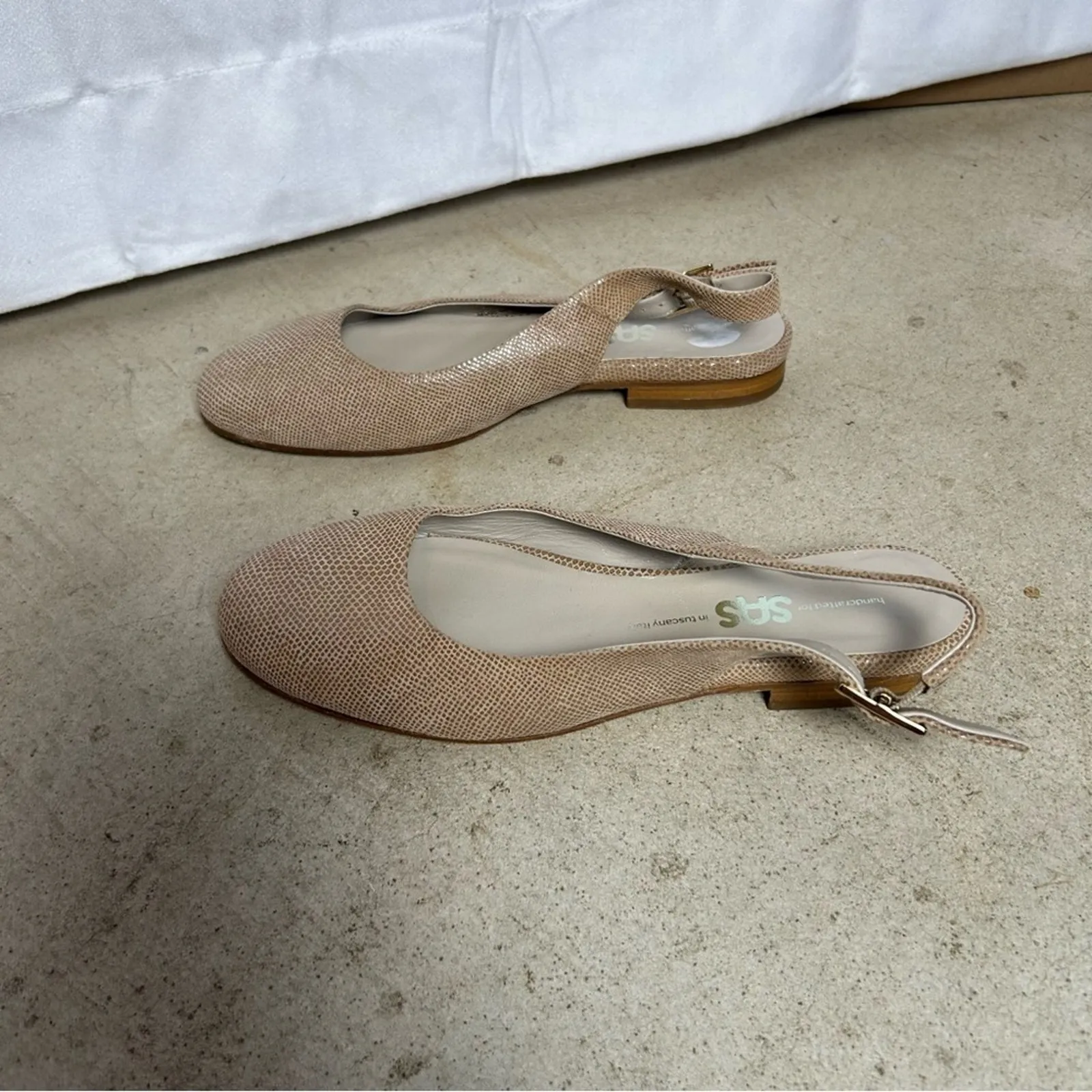 SAS Chloe J5 Beige Leather Snake Skin Pattern Slingback Closed Toe Flats Size 7M Tan - Image 4