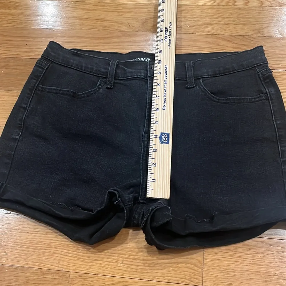 Old navy women’s black mid rise jean shorts size 6 . - Image 4