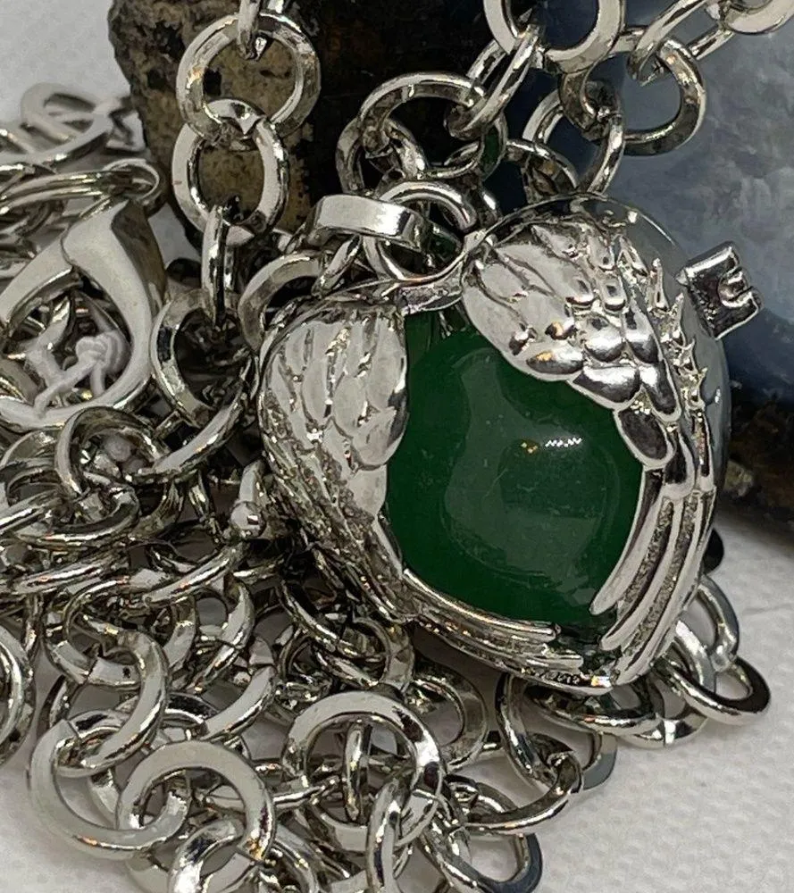 Green gemstone in a winged heart shaped necklace cage. 36”chain. Heart opens - Image 6