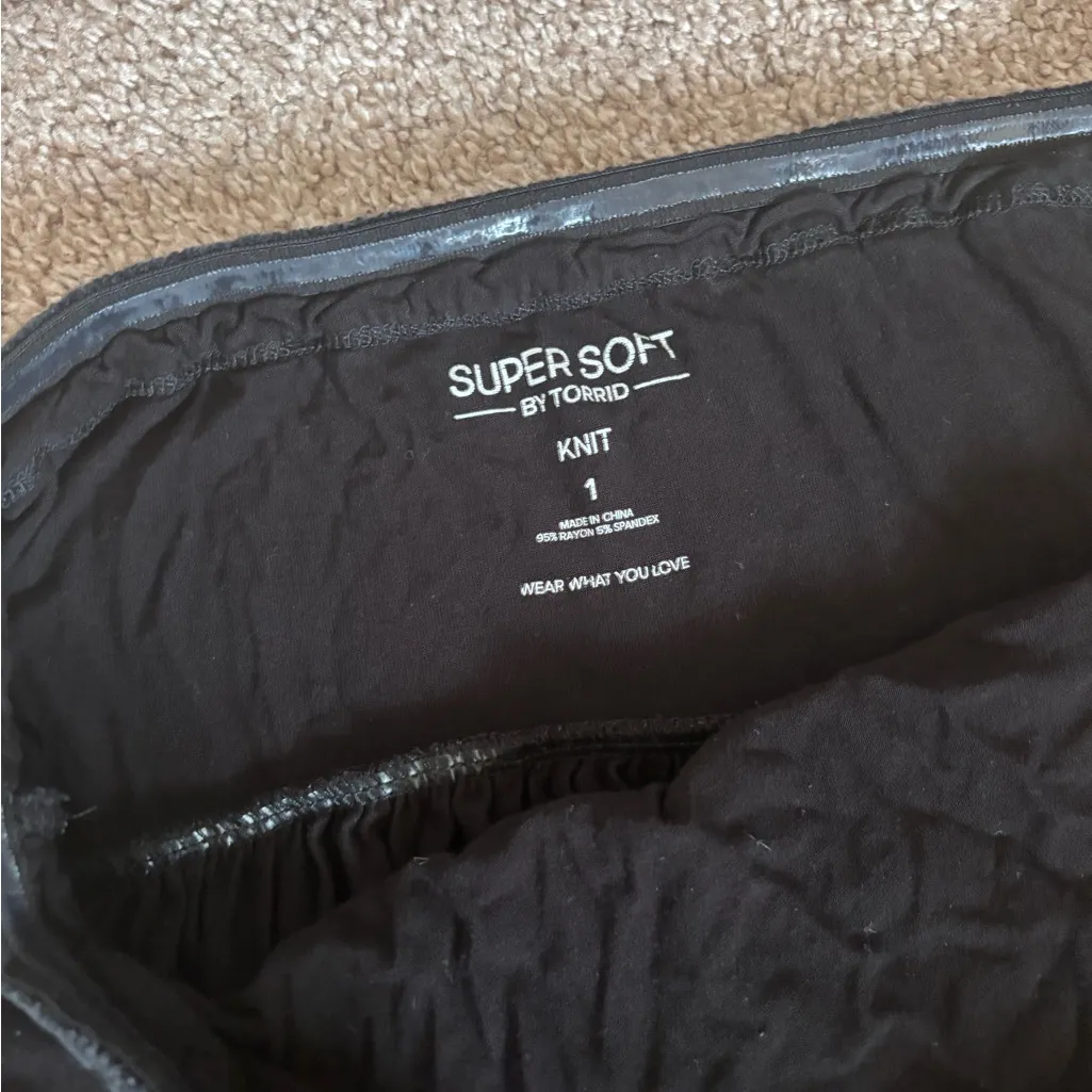 Torrid Super Soft Knits Plus Size Black Strapless Flowy Shirt Top - Image 5