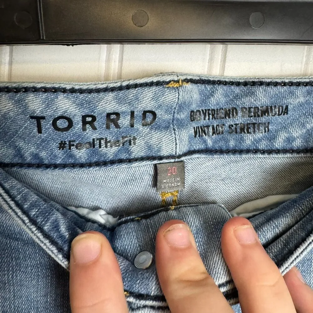 Torrid Boyfriend Bermuda Stretch Distressed Shorts Light Wash F47 - Image 3