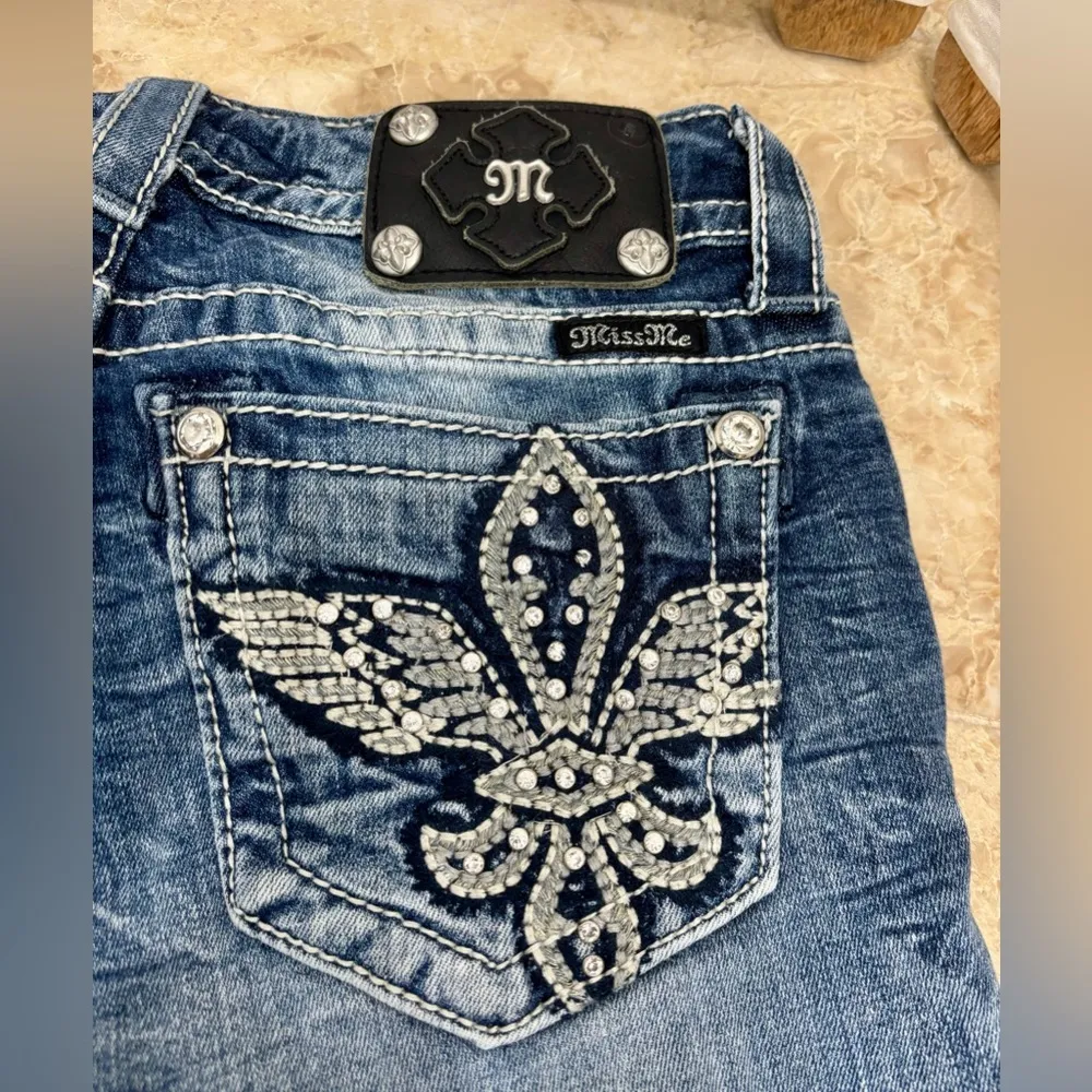 Miss Me Distressed Blue Denim Bermuda. Size 26 - Image 4