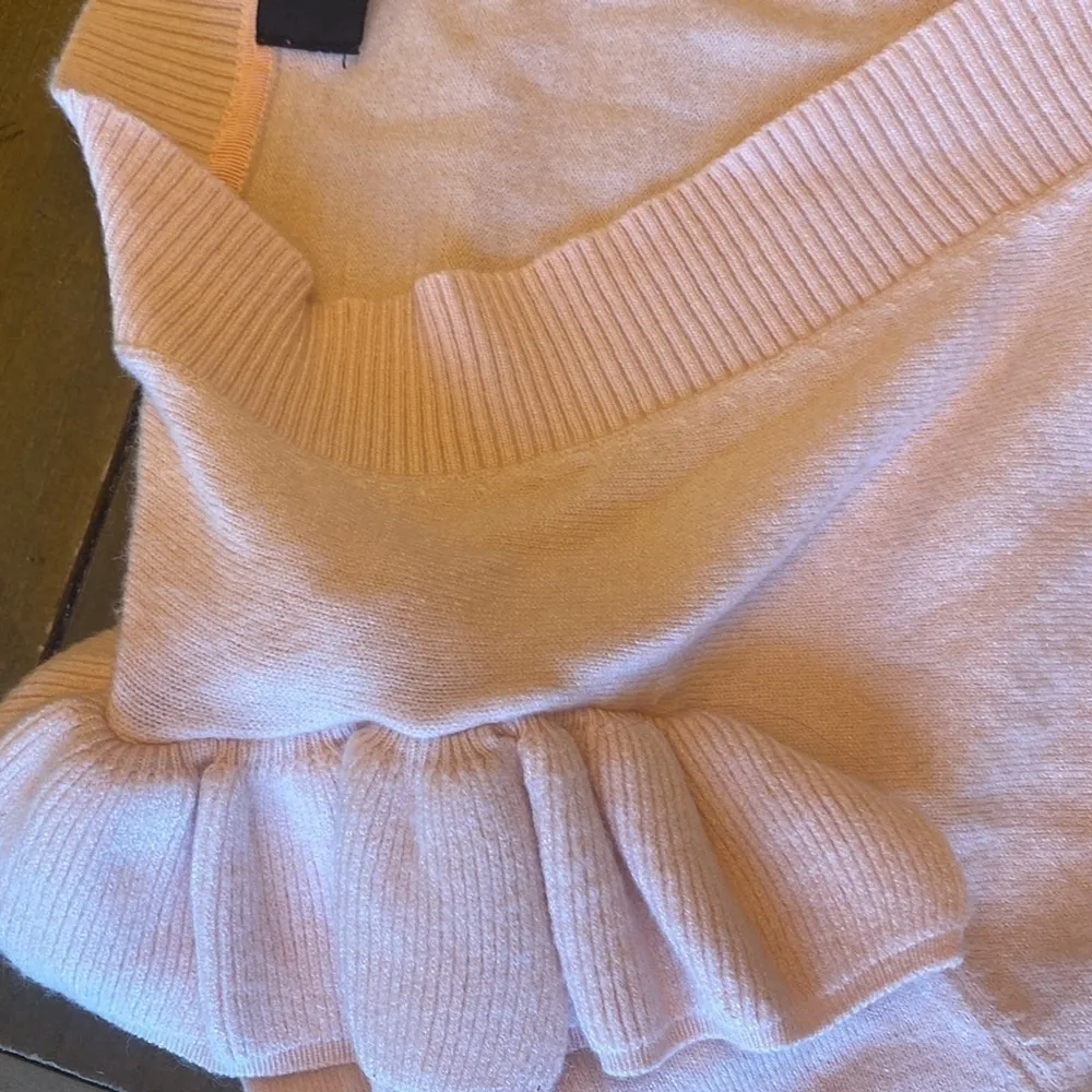 Truth by Republic pink ruffle shoulder v neck knit sweater small pink powder - Image 5