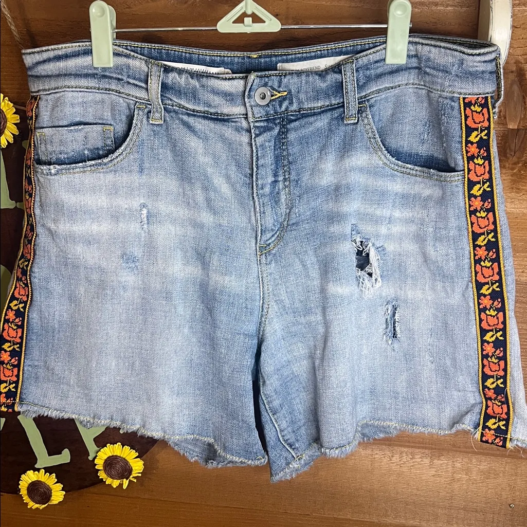 Pilcro Anthropologie Slim Boyfriend Floral Embroider Raw Hem Distressed Short 31 - Image 3
