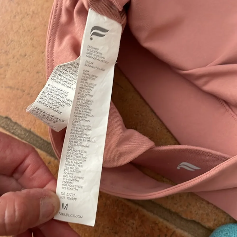 Fabletics twist front keyhole sports bra in rose size medium - Image 3