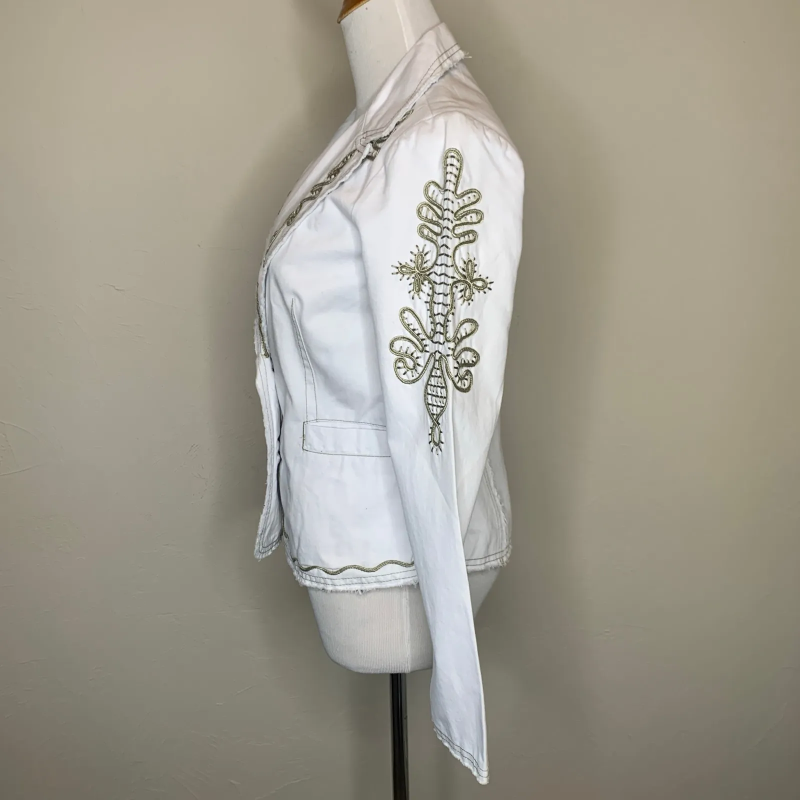 NWT Lovestitch White Embroidered Blazer Size Medium - Image 3