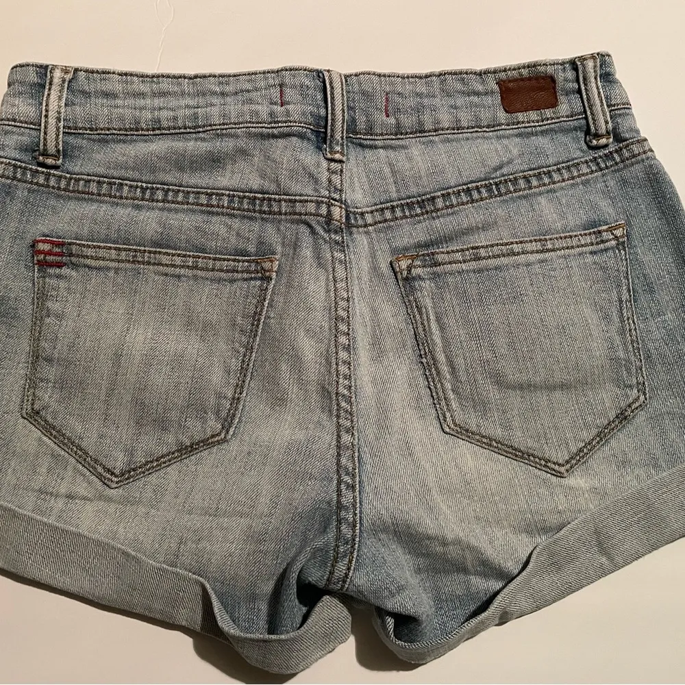 BDG. Urban Outfitters Shortie Womens Cuffed Lite Wash Denim Shorts Size 27 - Image 2
