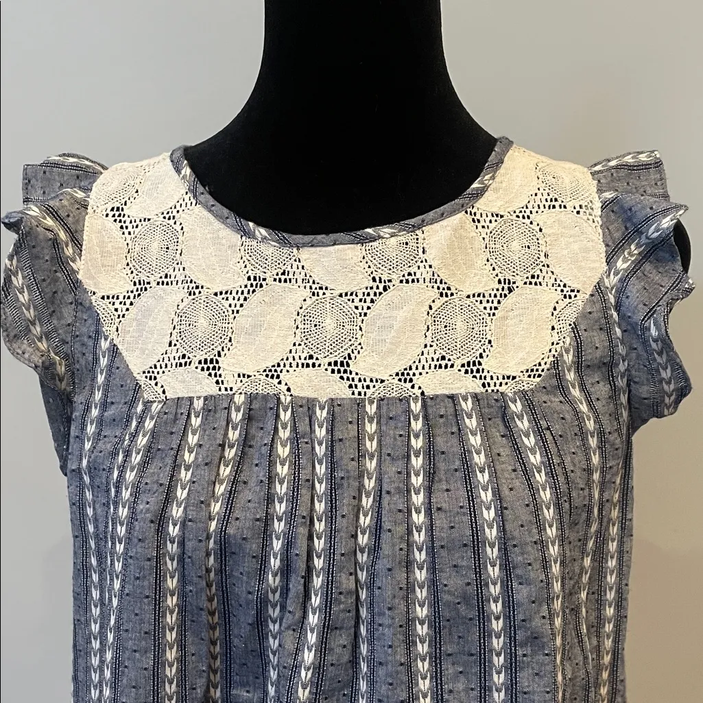 Women's Blue and White Sleeveless Top ruffled cap sleeves like new - Image 2