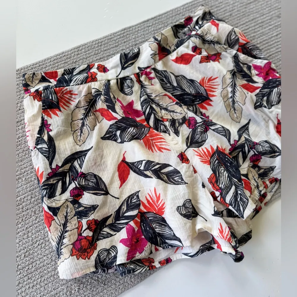 Xhilaration Ivory Navy Blue Pink Tropical Floral Print Flowy Shorts Size Medium - Image 9