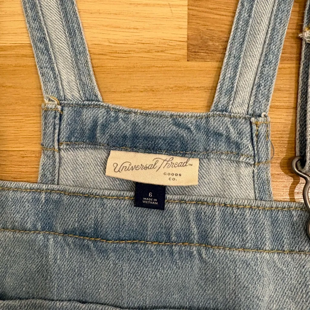 Universal Thread Shortalls Light Wash Size 6 Raw Hem - Image 4