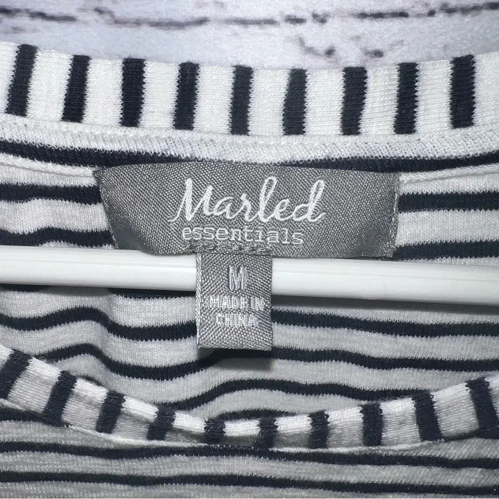 Marled Essentials Women’s White and Navy Striped Basic Tee‎ Size Medium Blue - Image 5