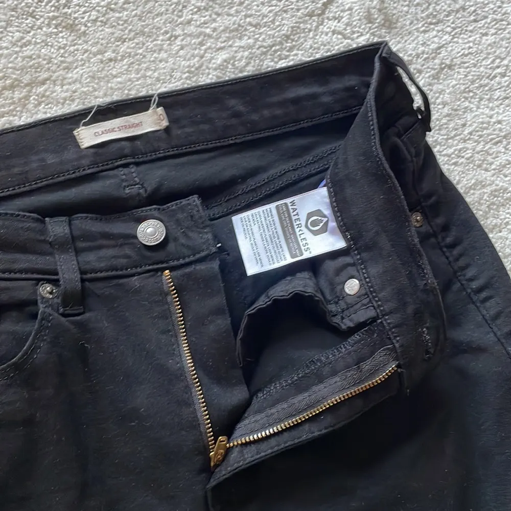 Womens Classic Straight Black Levi Jeans - Image 3