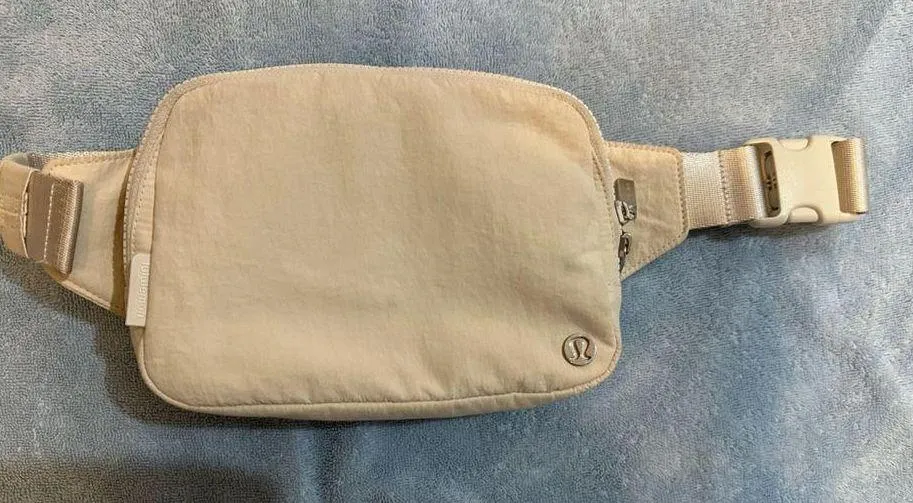 Lululemon Everywhere Belt Bag 2L Crossbody White Opal - Image 2