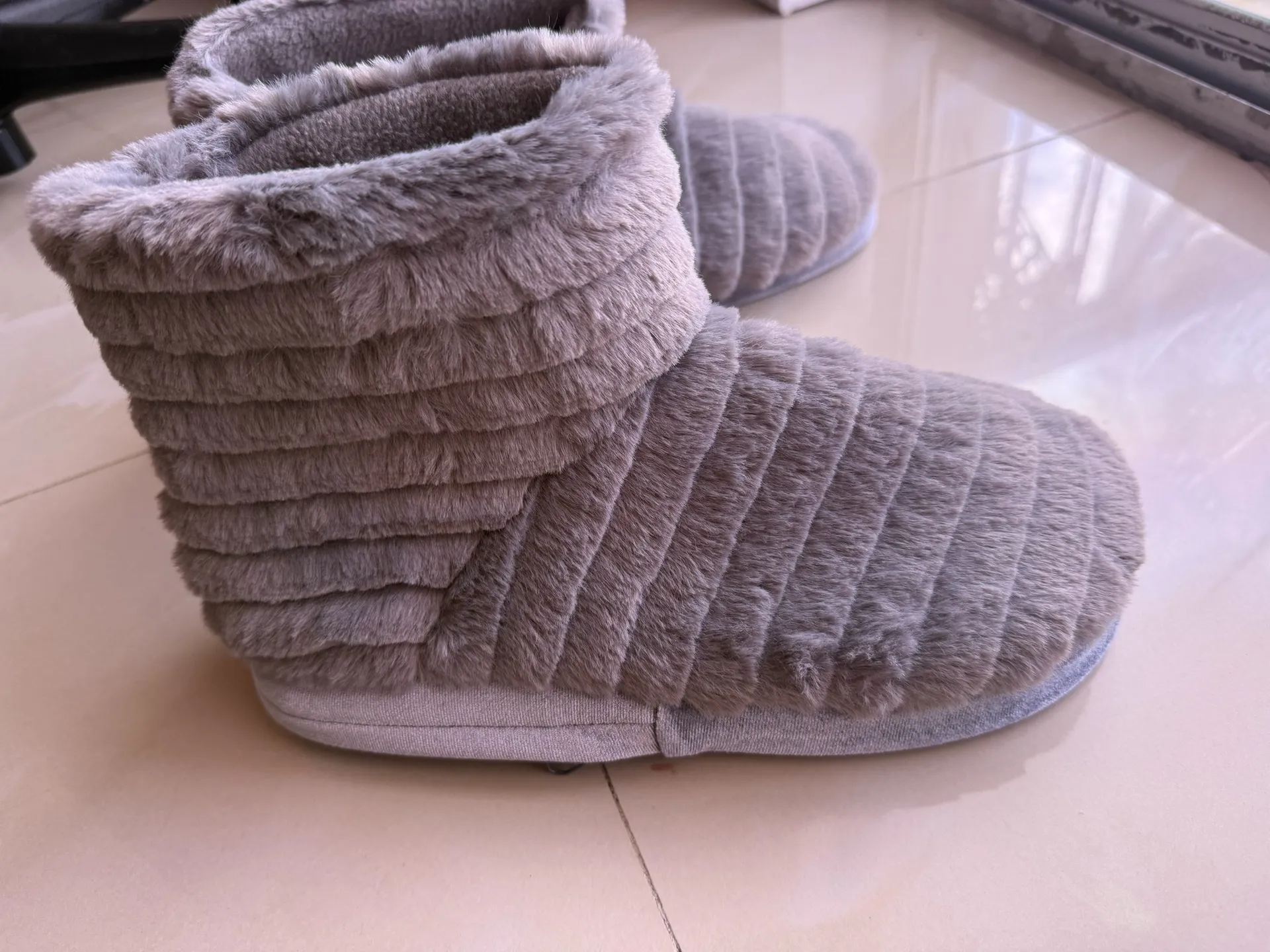 Bootie Slippers Faux Fur adult Unisex, pair of gray faux fur bootie slipper Size 8.5 - Image 14