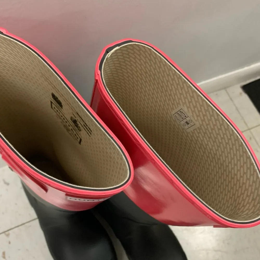 HUNTER rain boots black and pink size 8M/9F - Image 4