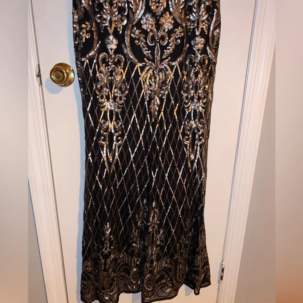 Elegant Black and Gold Evening Gown Size 6 - Image 8