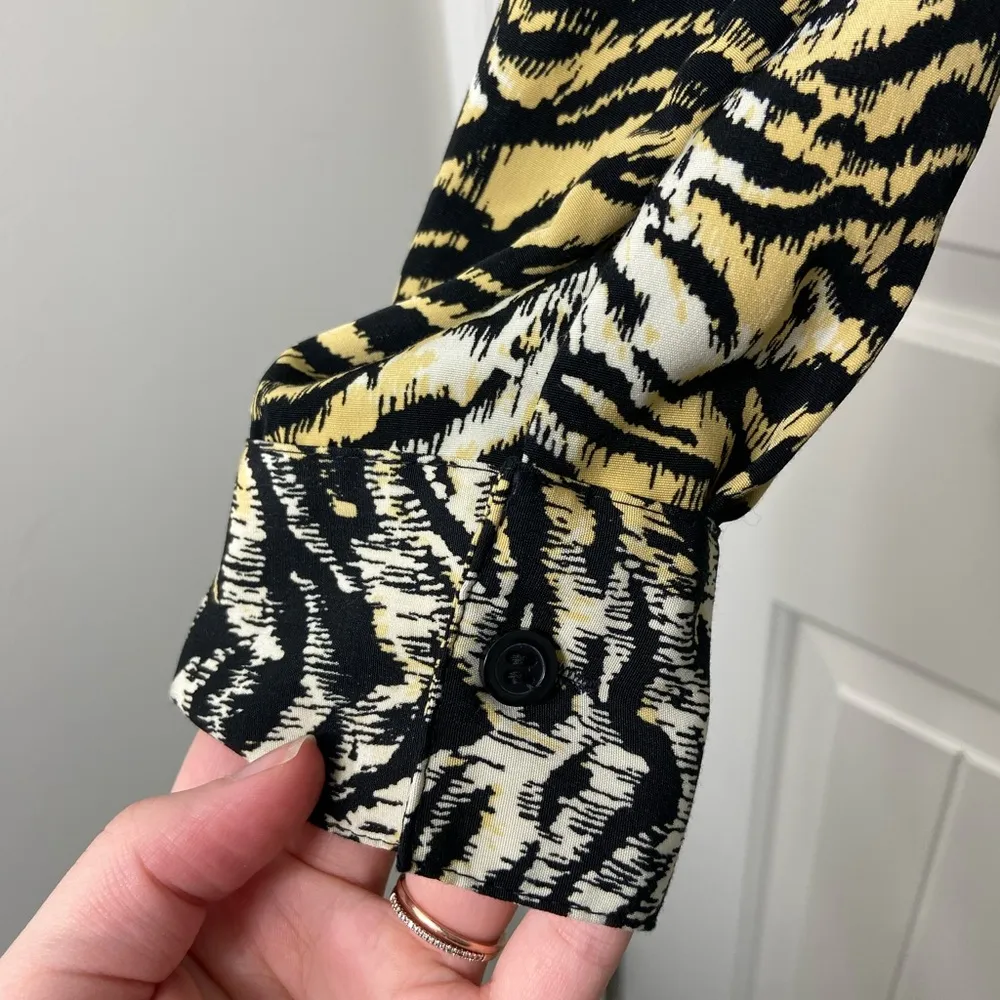 EUC Women’s black yellow cream tiger print button front v - Image 2