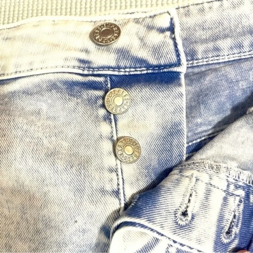 Express Mid Rise Covered Button Fly Boyfriend Jean Shorts Size 8.​ - Image 4