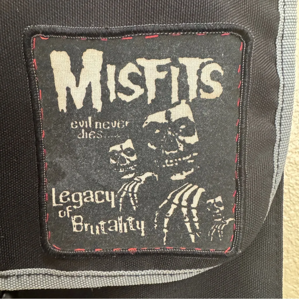 Misfits Messenger Bag-Satchel By Roxy Black 3 Pockets One W/zip Closure Rare! - Image 3