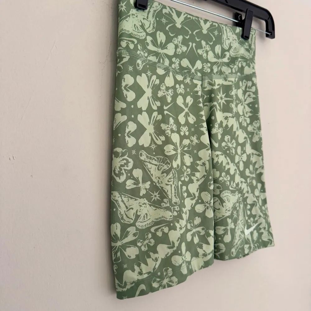 Nike One Dri-Fit Mid Rise 7" Bike Shorts
Green Butterfly Floral Print - Image 3