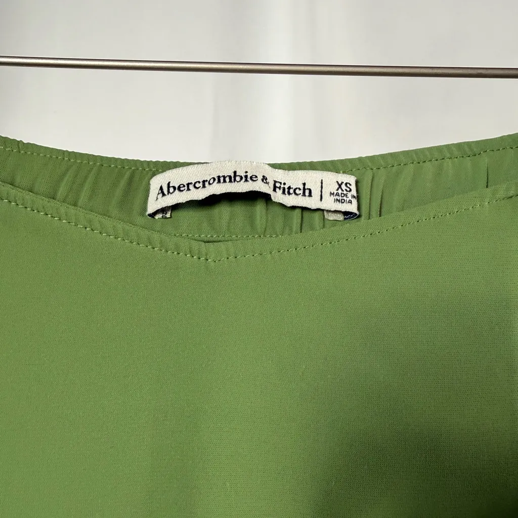 Abercrombie & Fitch Dipped Waist Midi Skirt in Green Size Extra Small - Image 3