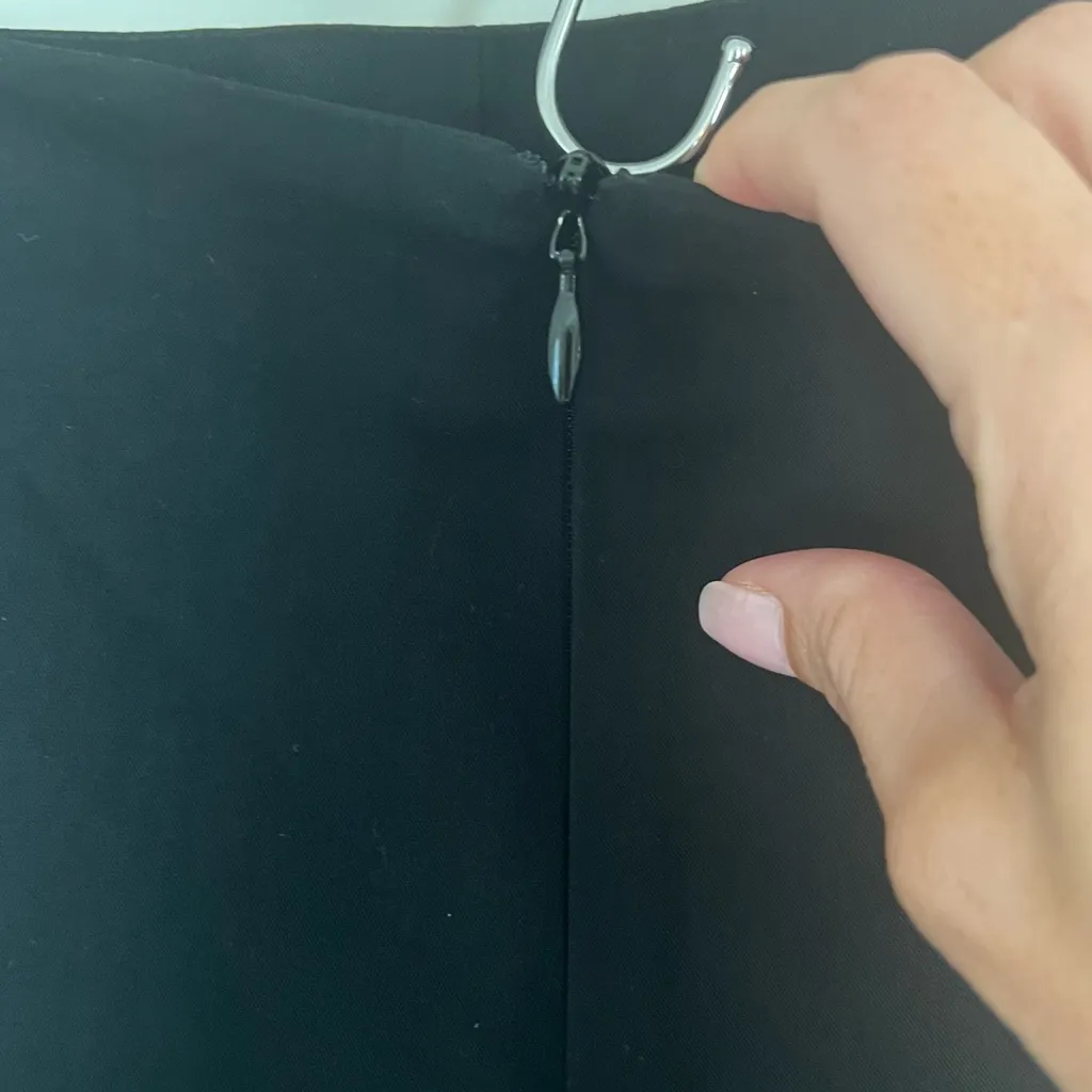 Doncaster Women's Classic Black Pants Size 8 - Image 4