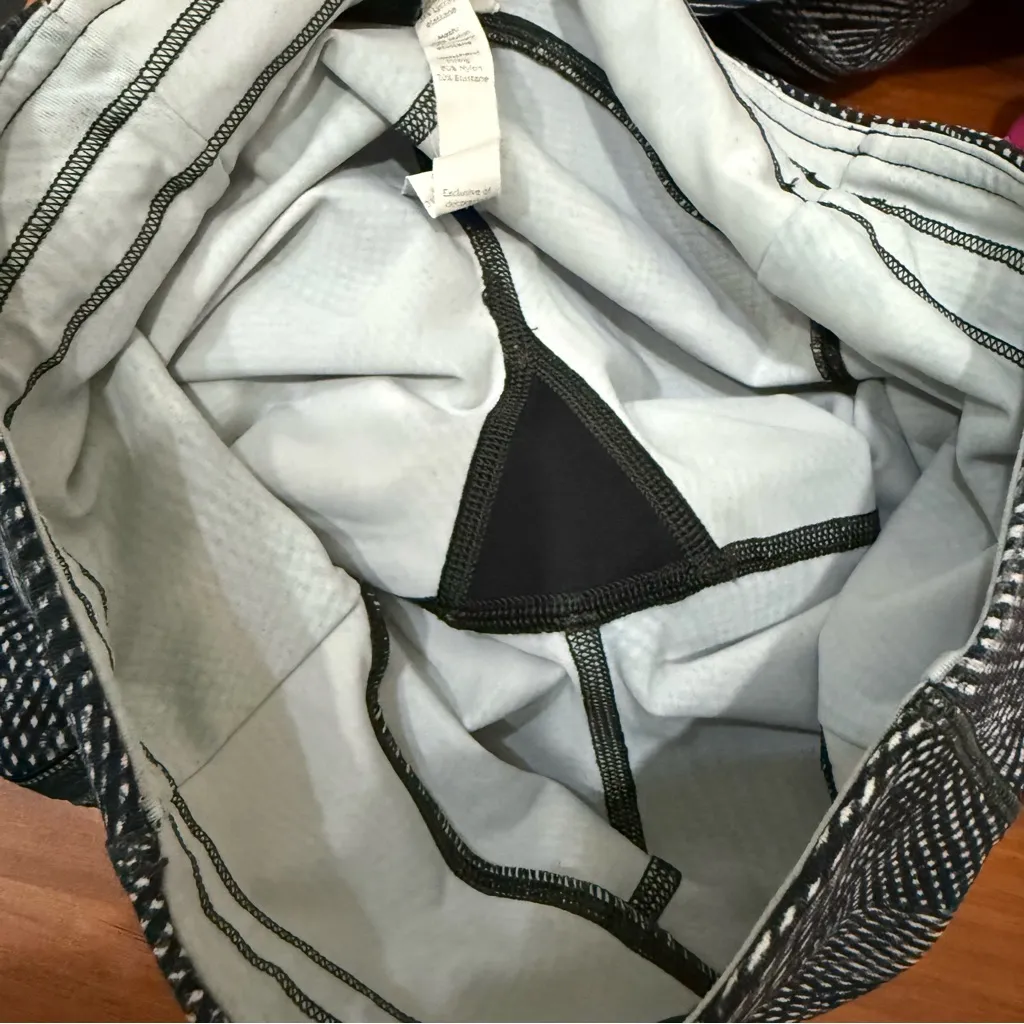 LULULEMON Run Off Route Mid Rise 21” Crop in Velocity Mesh Island Mist Black 4 - Image 12