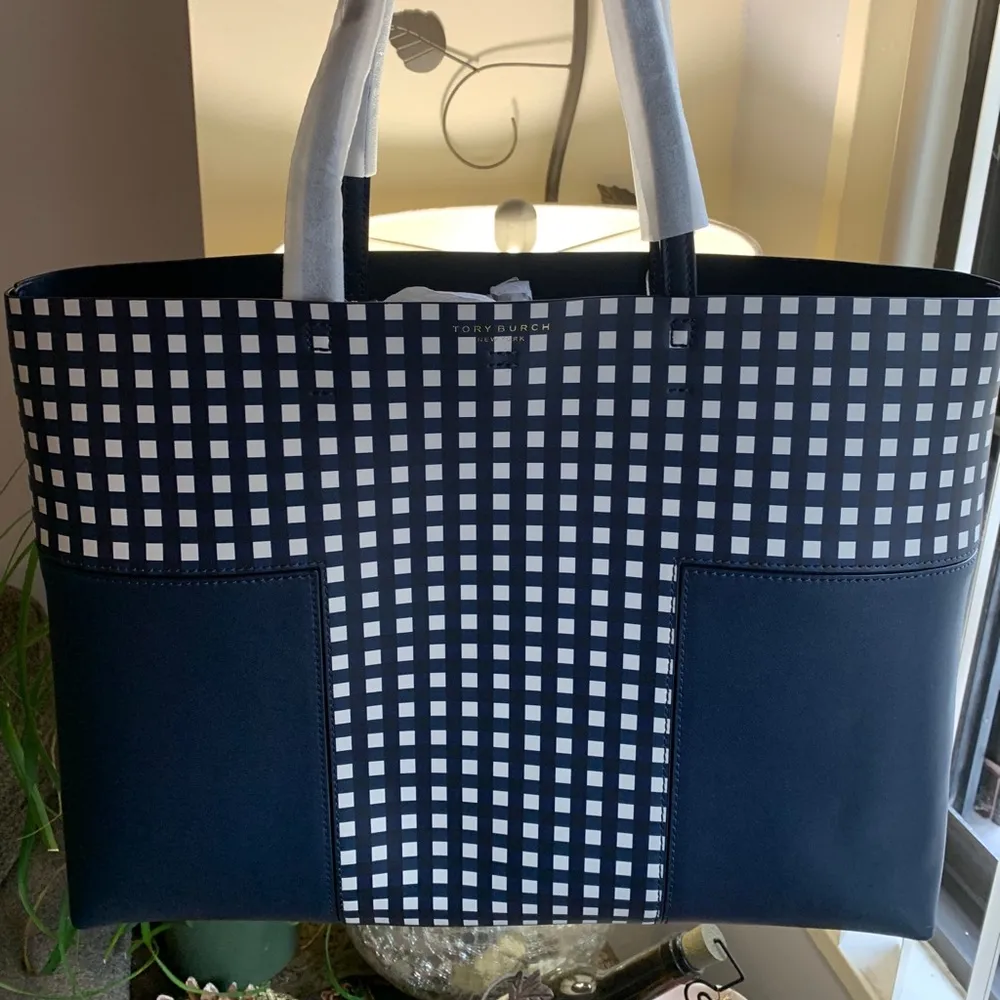 Authentic TORY BURCH T-Block leather Tote/lg zip wristlet - Image 10