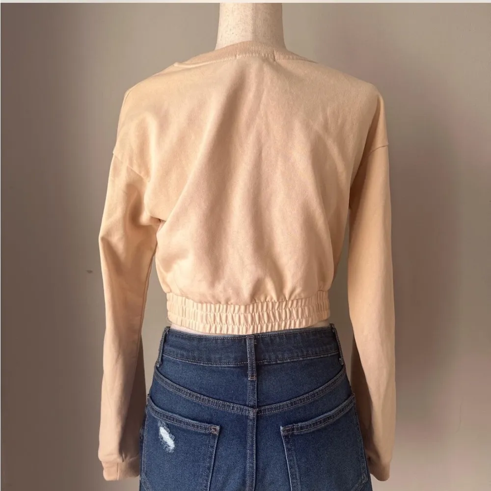 Kittenish cropped long sleeve top - Image 4