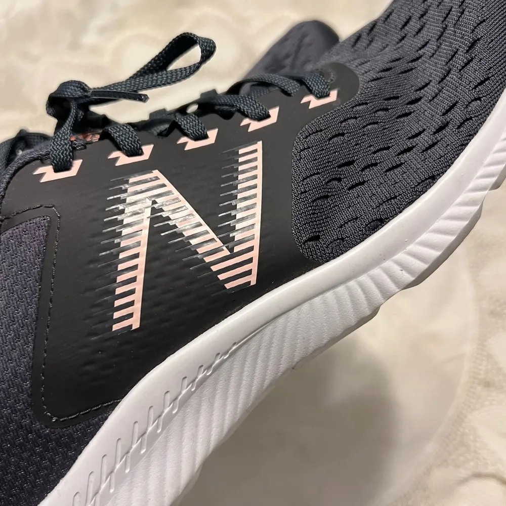 New Balance DRFT Athletic Running Sneakers Women’s Size 8 Dark Gray Pink Lace Up - Image 6