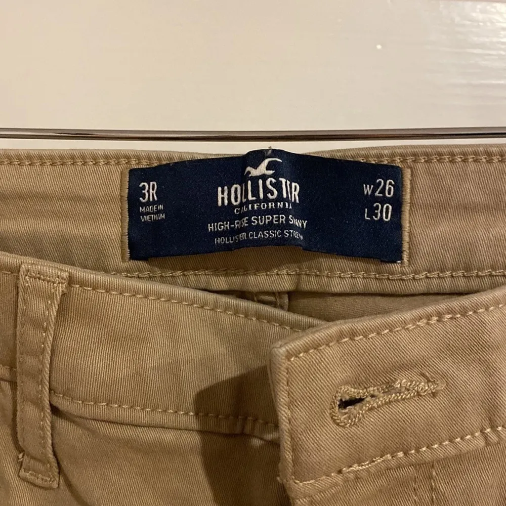 Super skinny high rise Hollister khaki pants size 26 - Image 3