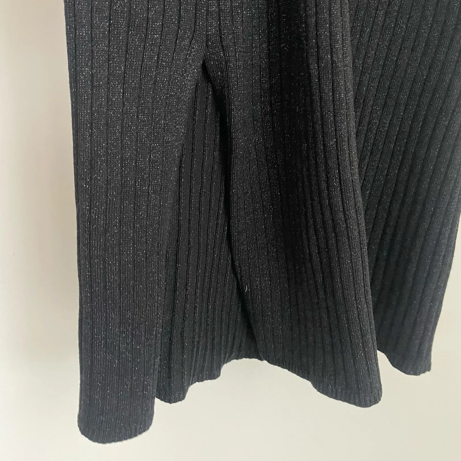 Nanette Nanette Lepore size medium black metallic ribbed midi skirt w/side slit - Image 4