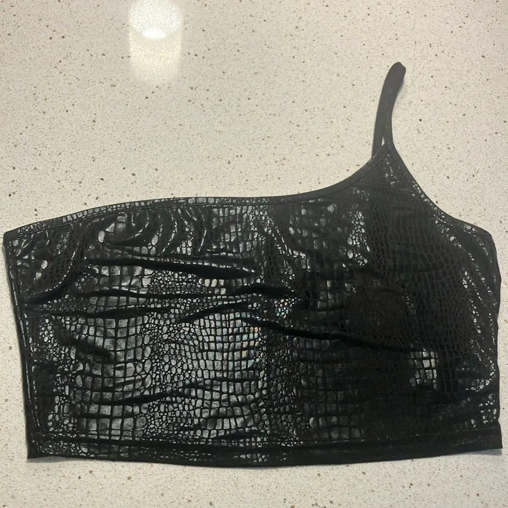 SHEIN Black Snakeskin Crop Top - Image 2
