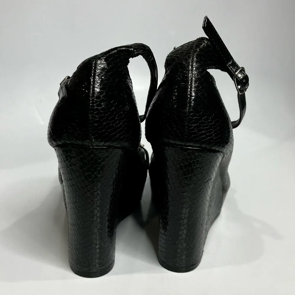 White House Black Market wedge heels black reptile‎ embossed leather size 7 - Image 4