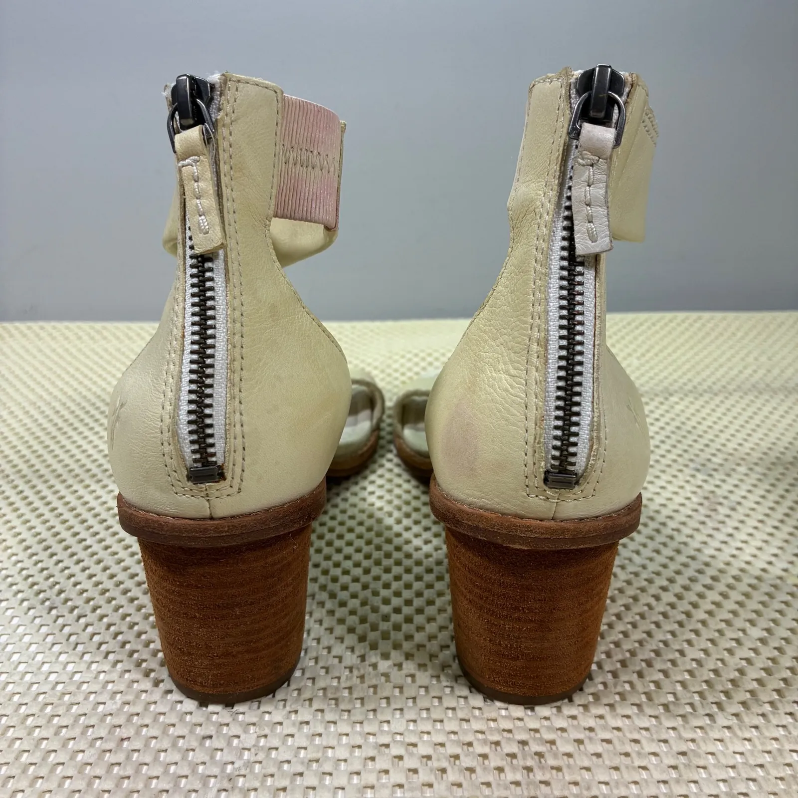 FRYE Brielle Bias Cream Leather Back Zip Ankle Strap Block Heel Sandals 7 - Image 4