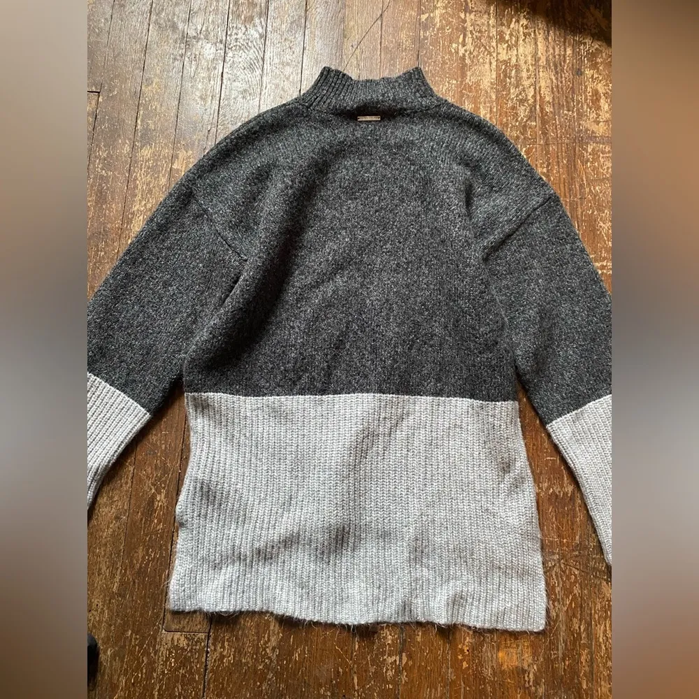 Michael Kors Gray Colorblock Mock Neck Sweater Size MD - Image 6