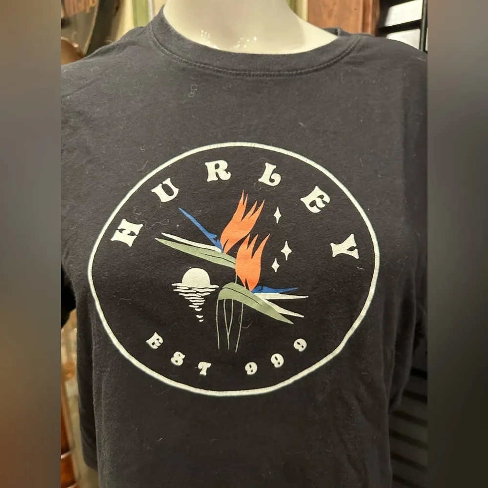 EUC Hurley Women's Cropped T-shirt Size Medium black - Image 2