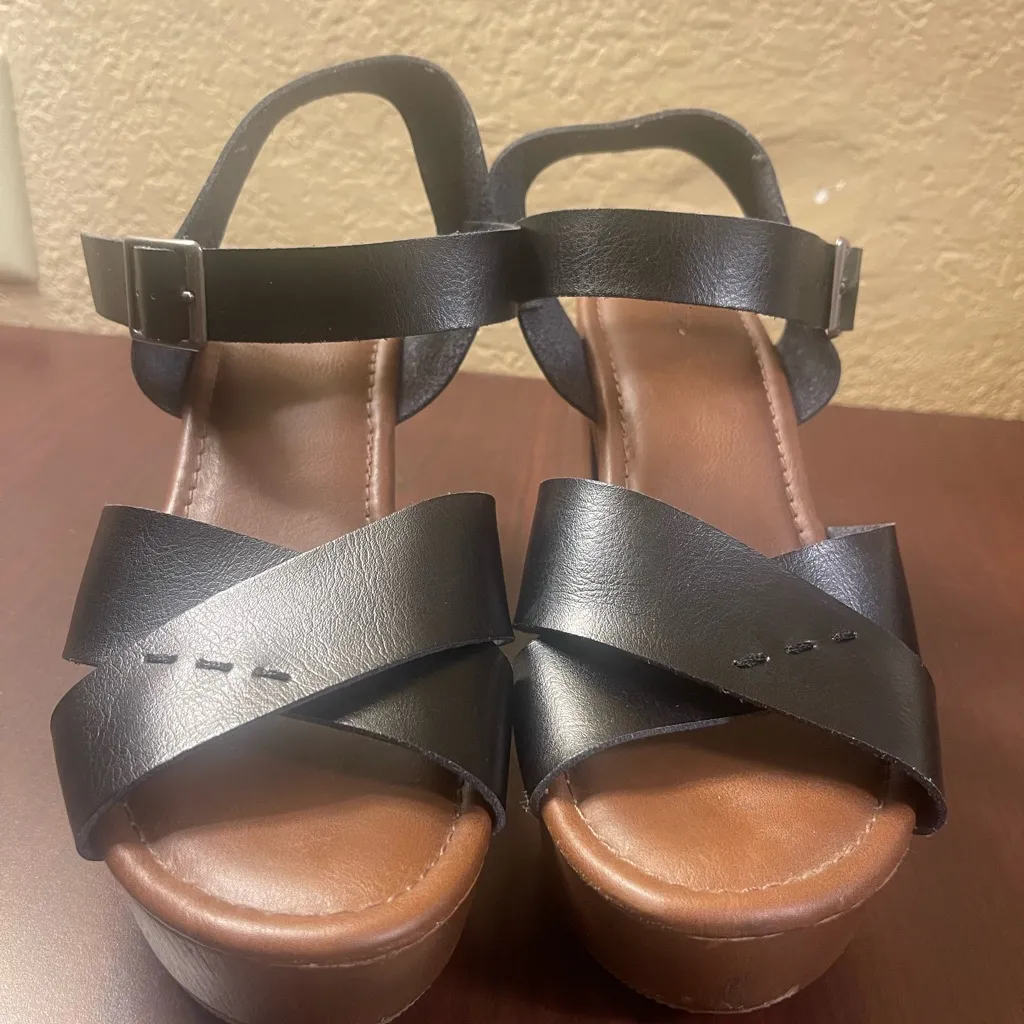 Universal Thread Black and Brown Platform Sandals with Crisscross Straps - Image 7