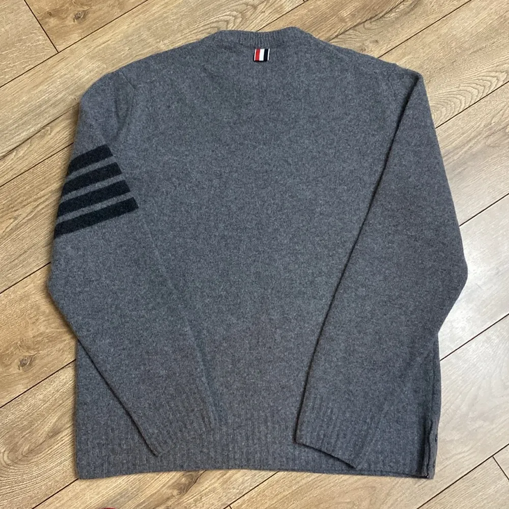 NWT THOM BROWNE MEDIUM GREY OVERWASHED CASHMERE JERSEY CREWNECK 4 - Image 7