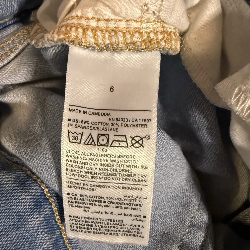 Old Navy High-Waisted Wow Jean Shorts – light wash, Size 6 three inch inseam - Image 7