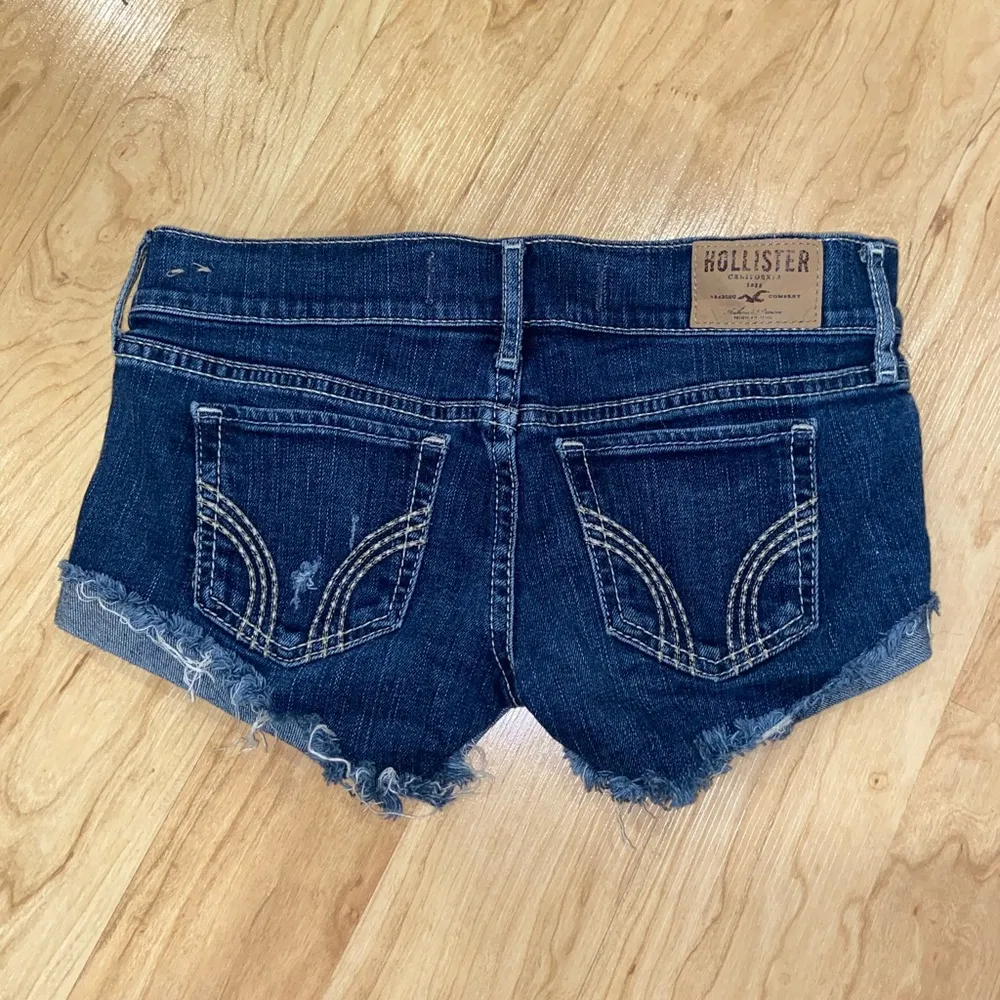 Womens hollister size 24 distressed Jean shorts excellent condition - Image 2