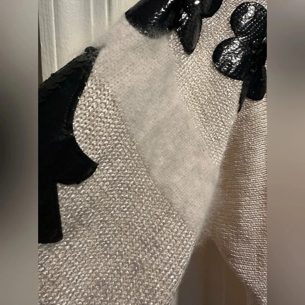 1980s vintage angora leaf and flora sequin sweater white black sweater Size M - Image 4