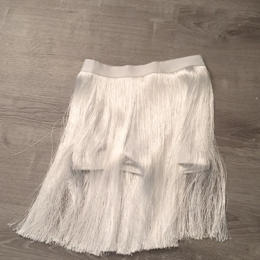 Halara High Waisted 2-in-1 Side Pocket Fringe Midi Resort Skirt size medium - Image 4