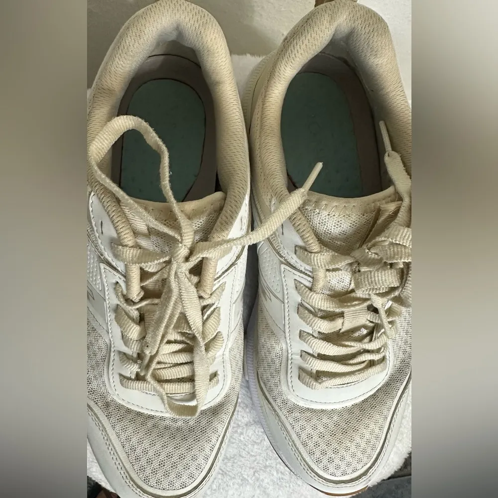 Vionic Women’s Walk Strider White and Cream walking Shoes with Mesh Support - Image 6