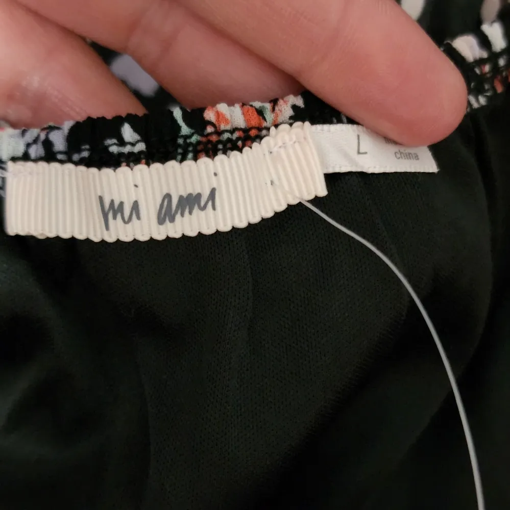 Francesca's Collections Mi ami Chrissy black long sleeve floral top size large - Image 9