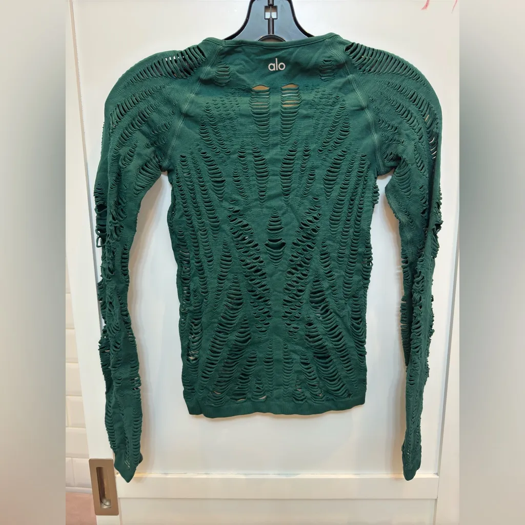 Alo Yoga wanderer long sleeve top - green shirt - Image 4