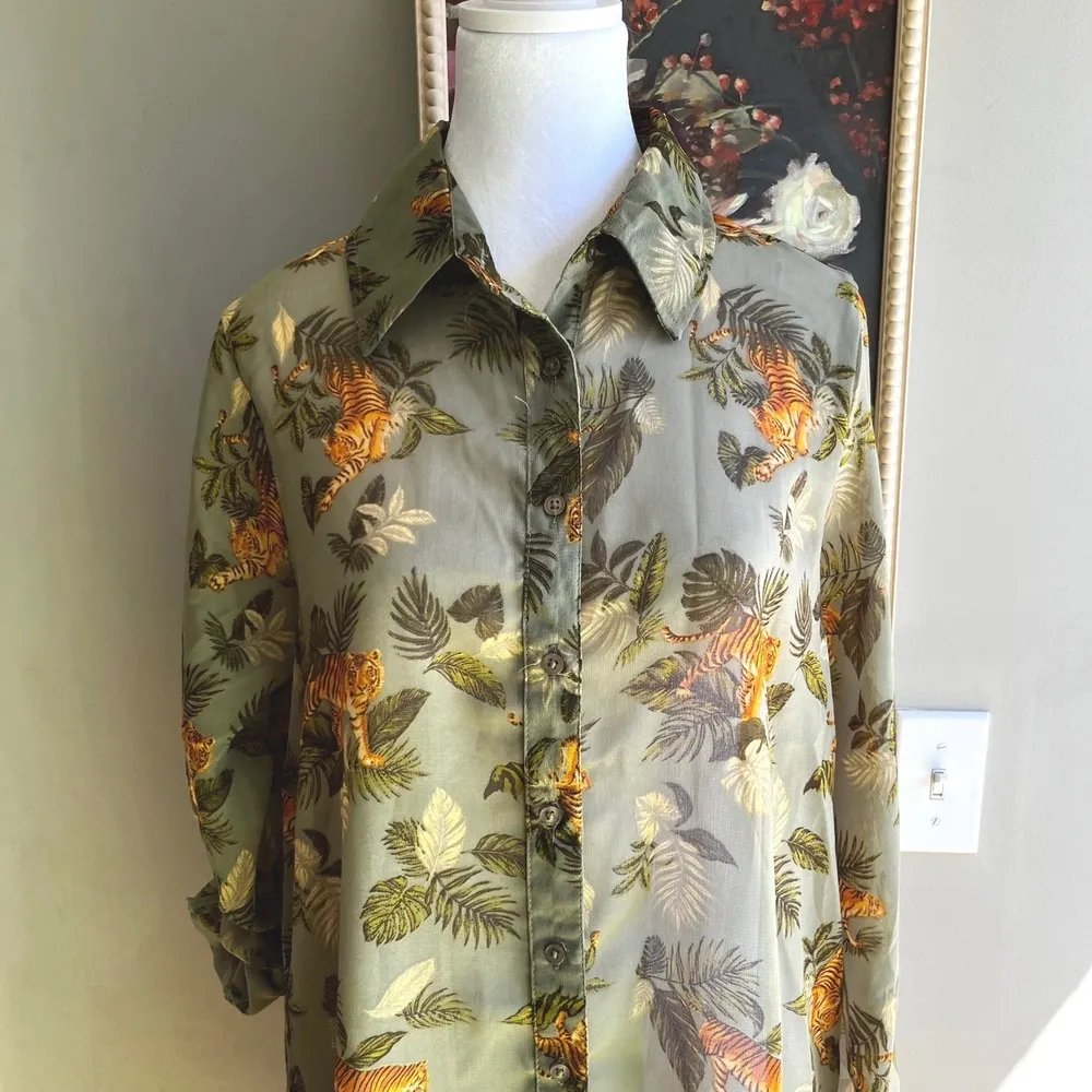 Green Tropical Print Top Medium Blouse Lightweight Floral ResortsWear Vacation - Image 2
