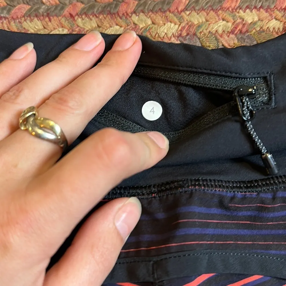 LULULEMON RUN TIMES SHORTS 4 WAY STRETCH BLACK TWISTED DUNE STRIPE - Image 4