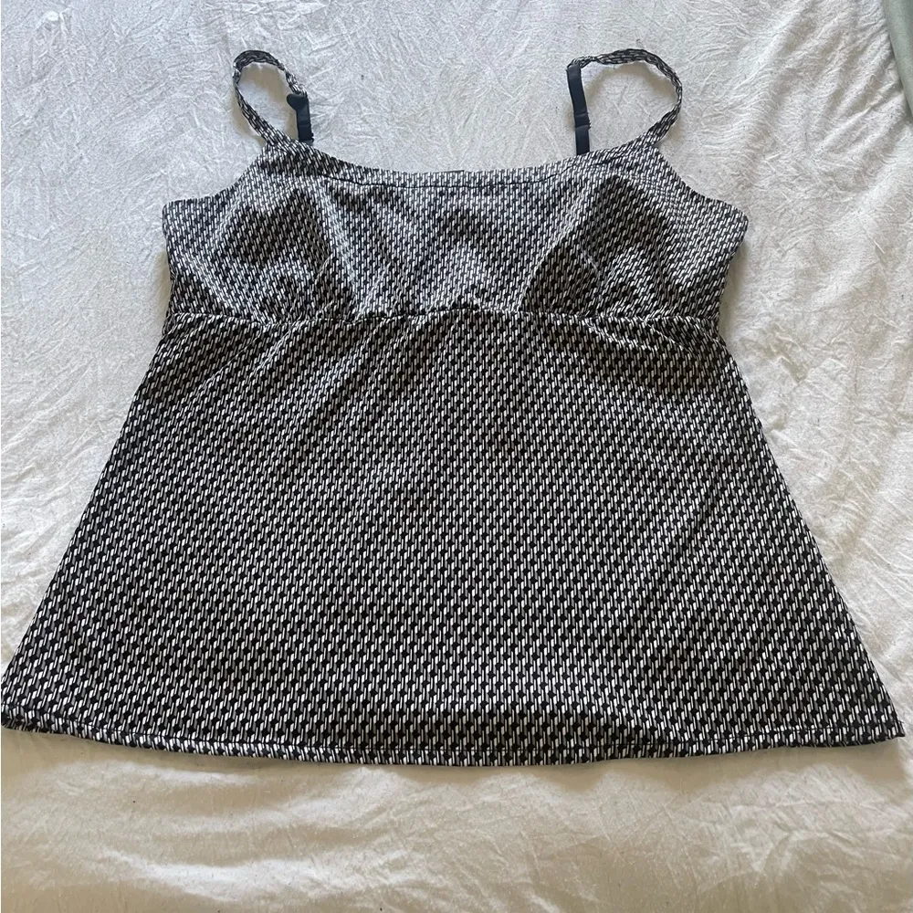 New York & company spaghetti strap tank top - Image 3